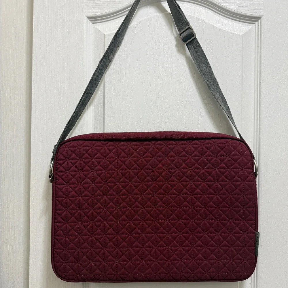 Belkin Quilted Burgundy Laptop Bag in new condition cond